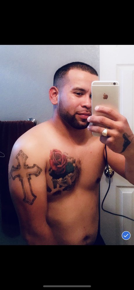 SaintV naked model images