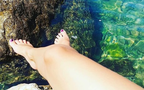 Footlegs art actress pics