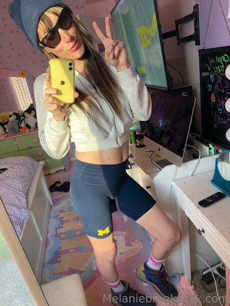 MelanieBrooks nude model pics