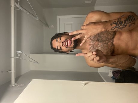 freddyisland adult model pic