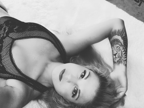 Outlaw Cowgirl star beautiful photo