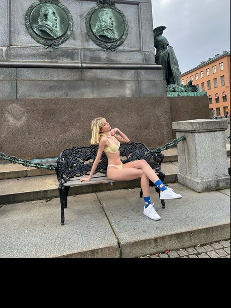 Frida_ model adult image