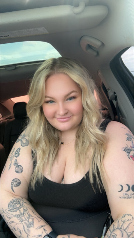 HotHoneyBunz model nice pictures