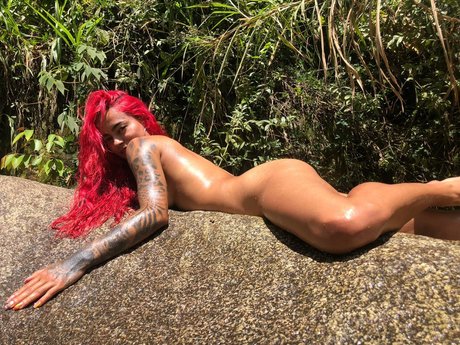 Saritaxx naked model picture