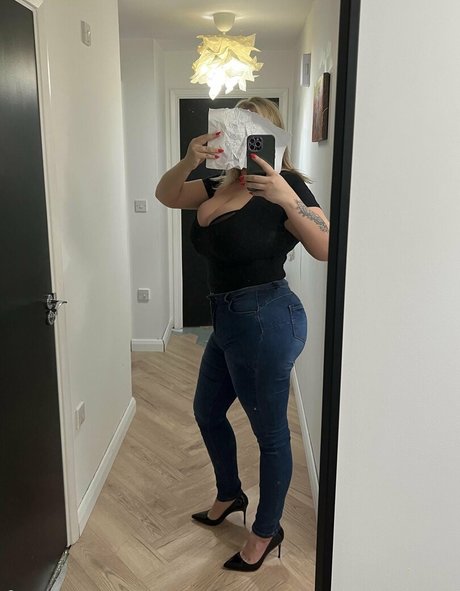 Maisylicious art model picture