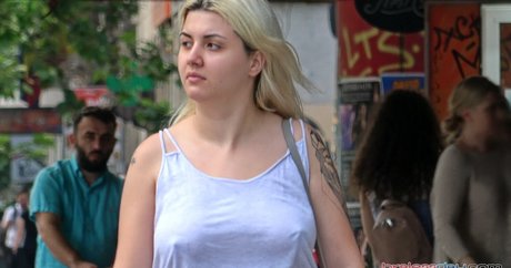 Candid Bralessday top model pics