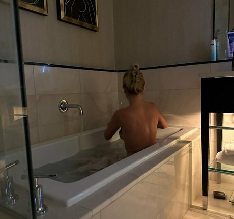 Allyyyrose naked pornstar picture