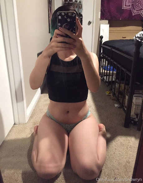 Sn0wryn model erotic image