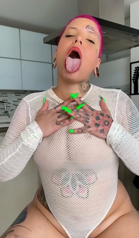 ariapink model image