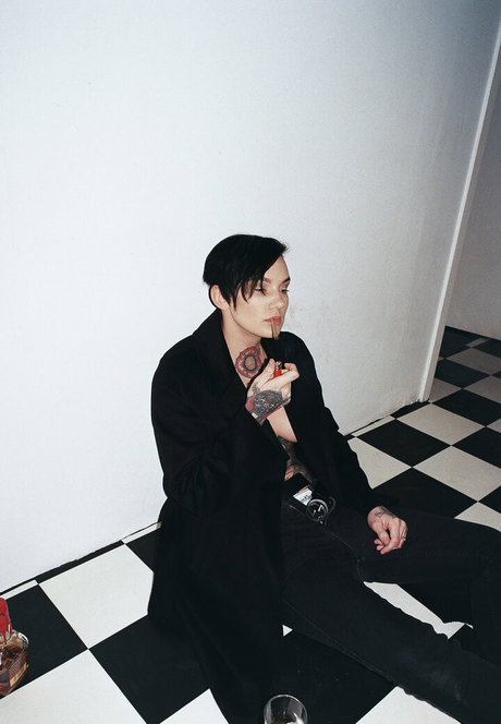 nikkihearts model photos