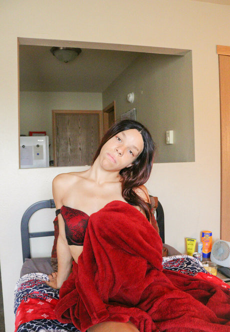 alauralopezz naked model pic