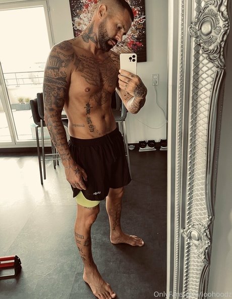 loohoodz pornographic model pic