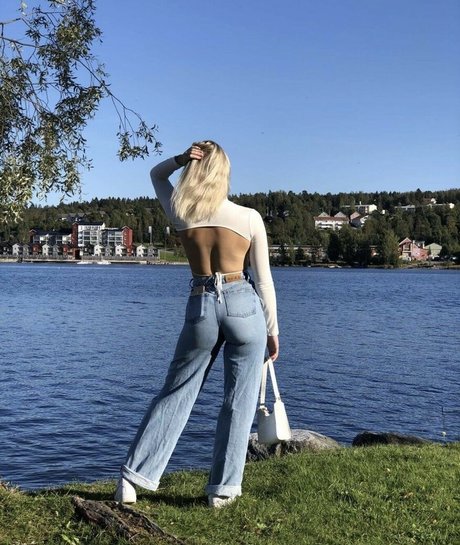 Arielle Burstrom pornographic model photo