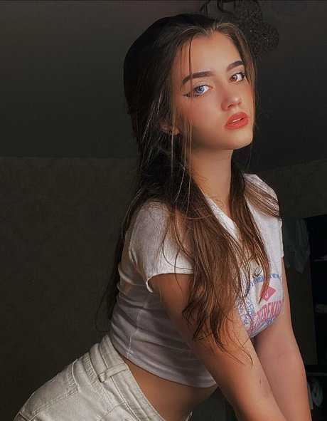 lelyamt nude model image