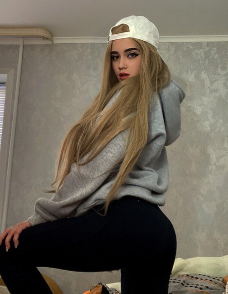 lelyamt erotic model pictures