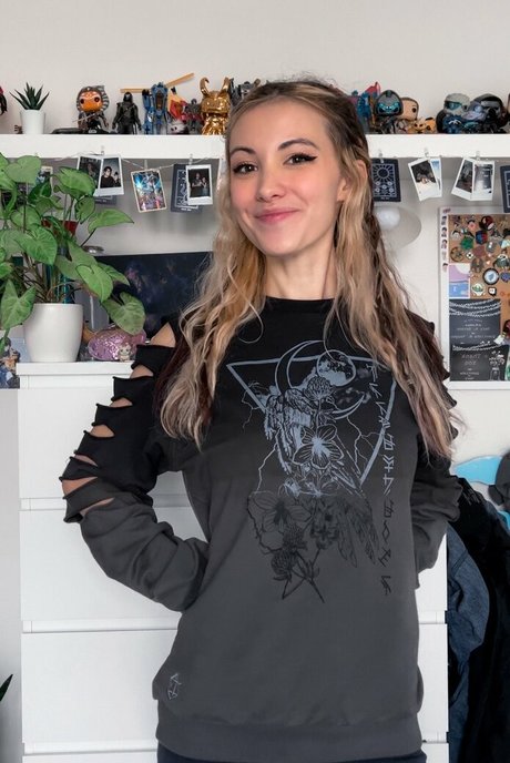 Echochlo model exclusive picture