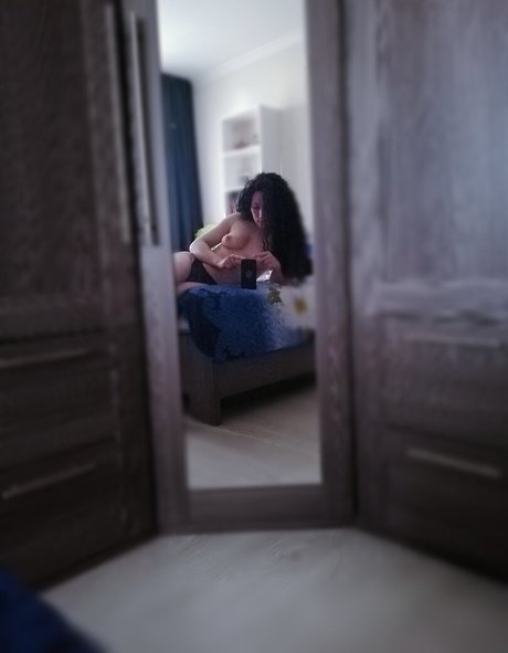 Olya Holmes xxx model pics