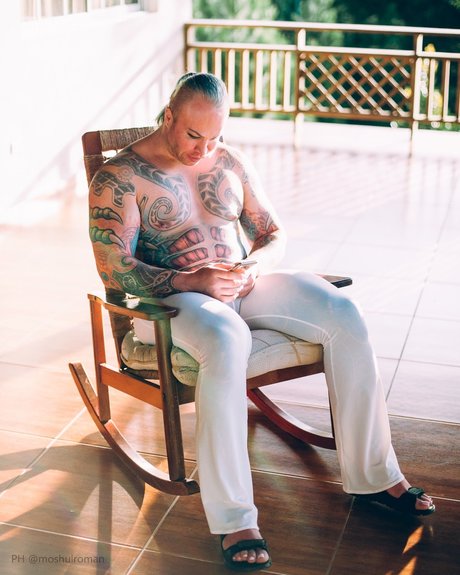 sashashpakofficial exclusive model image