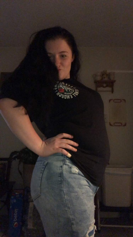 Skylar Phoenix art model pic