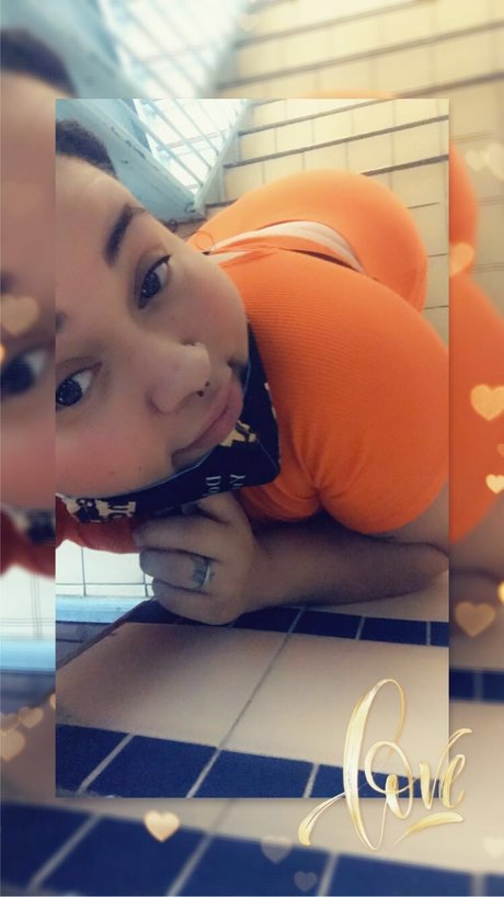 Sneaky Smoove beautiful model image