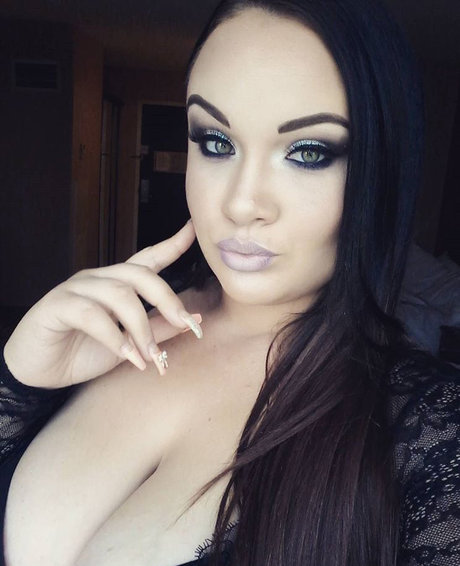 Naughty Nicolee sexy actress pics