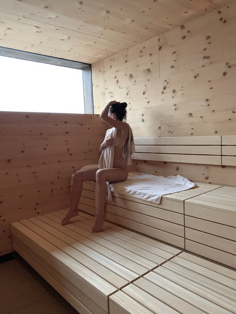 Me Bella hot model photo