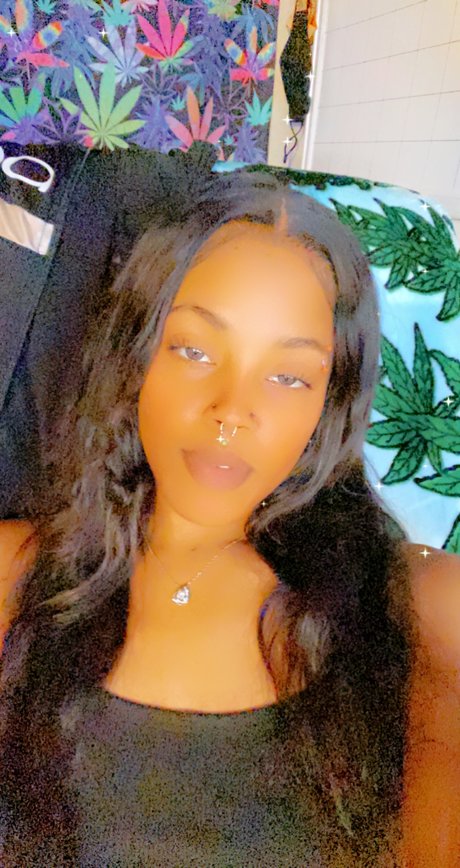 SweetAxxGoldie model naked pictures