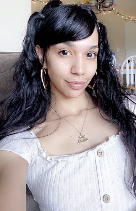 Queen Bee Zelle adult actress galleries