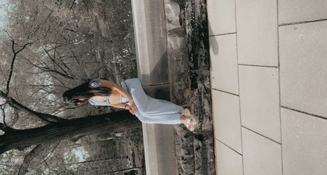 Queen Bee Zelle pornographic model img