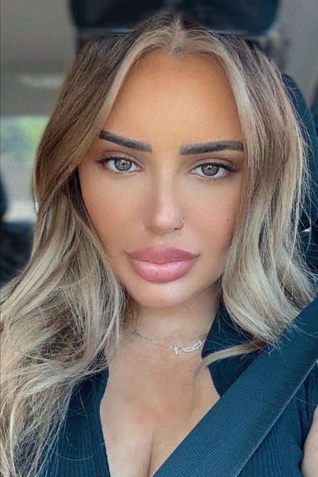 Meeky Queen pornstar perfect photos