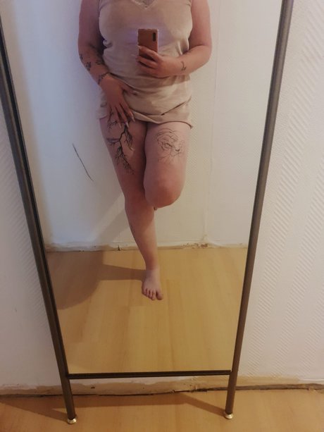 Pimpi model sexy picture