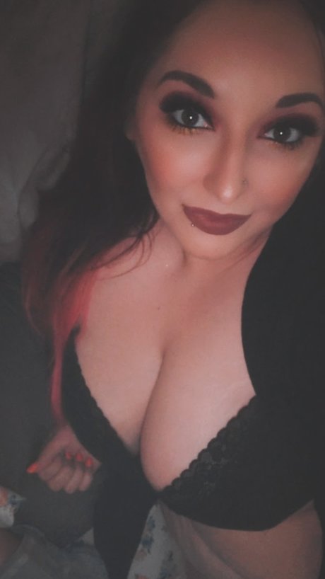 Hannah Dunn star exclusive photo