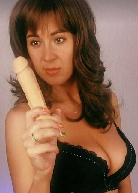 Mommy Star model naked pic