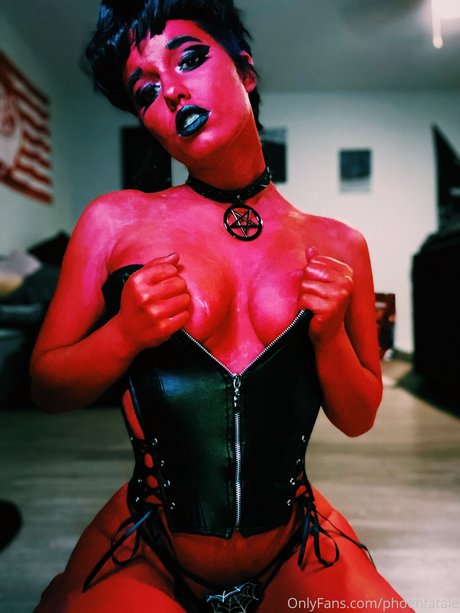 Phoenfatale nude actress picture