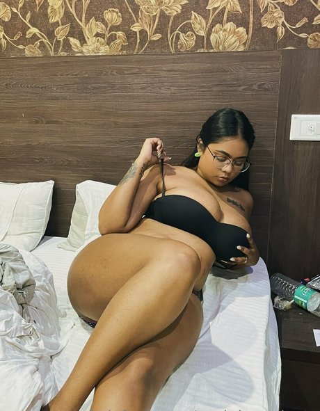 Oasi Das pornstar naked photo