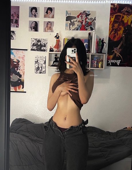 d00mlee naked actress photos