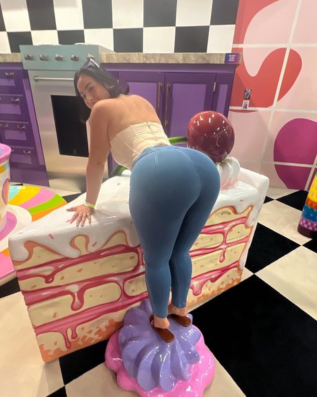 Woe Alexandra pretty actress picture