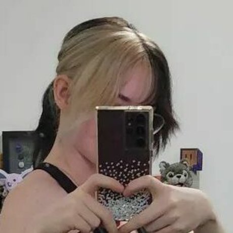 DeadlyKitten s Kofi exclusive model pic