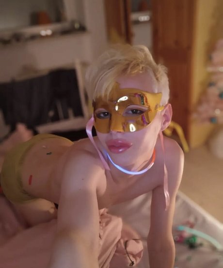 Blonditwink sexy actress images