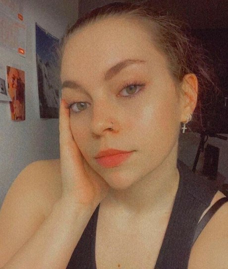 Anna Mungenast sex model gallery