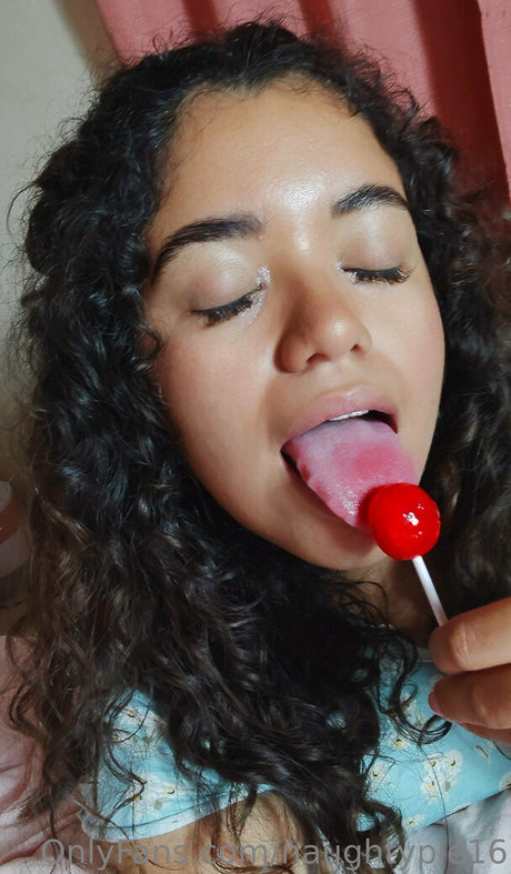 naughtypie16 model free pic