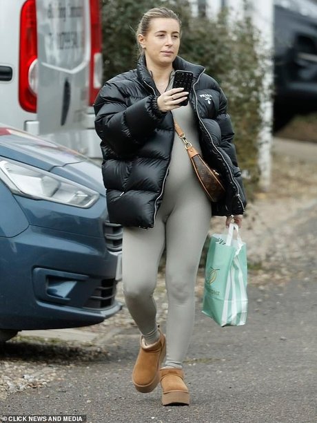 Dani Dyer beautiful star photo