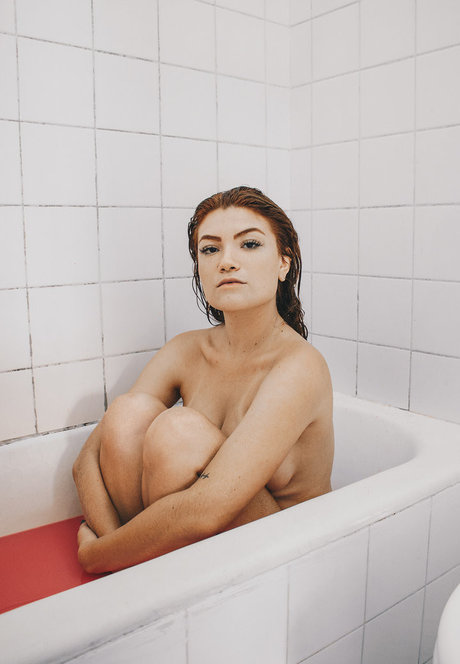 Ellora Haonne beautiful actress img