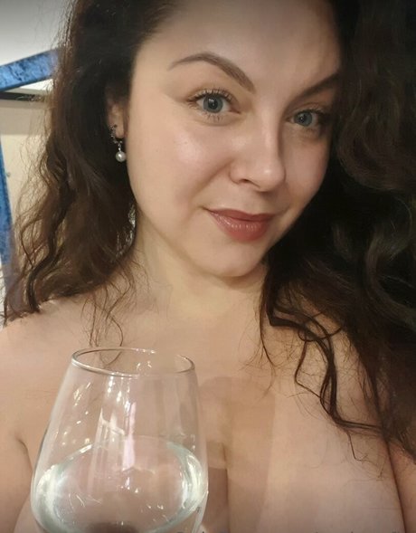 Sofia Curly model top pictures