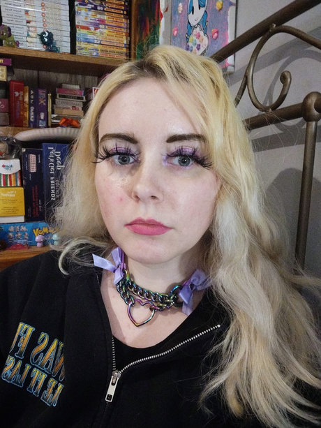 Isla Evangeline art actress pics