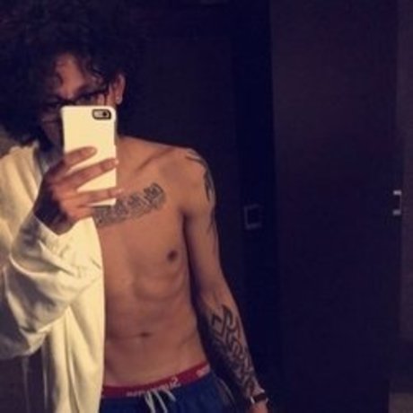 RENEzah star erotic pics