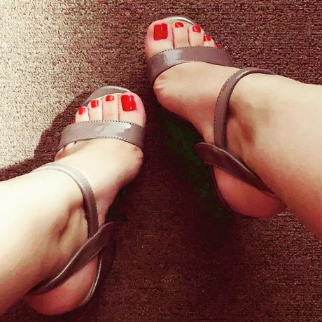 Emma Charlotte Feet naked actress images