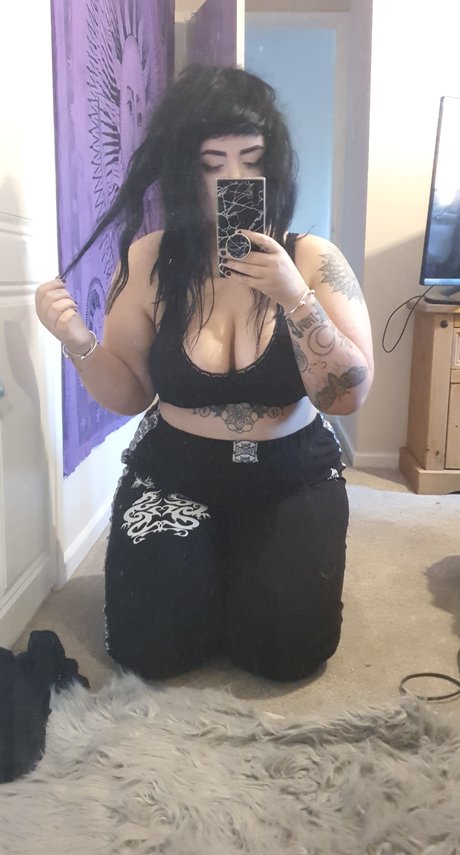 Gothbitch model porn image