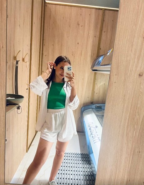 vikinni bikinni sexy actress pics