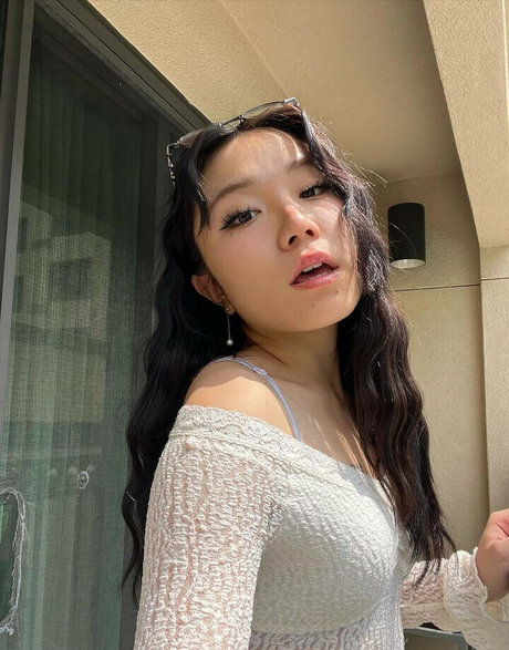 Sueyepa erotic model image